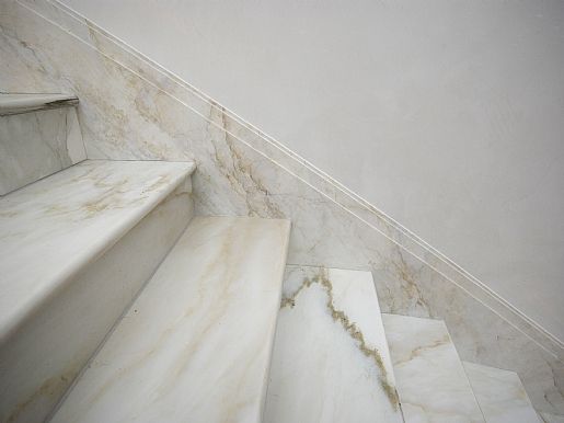 мраморный плинтус на лестнице
